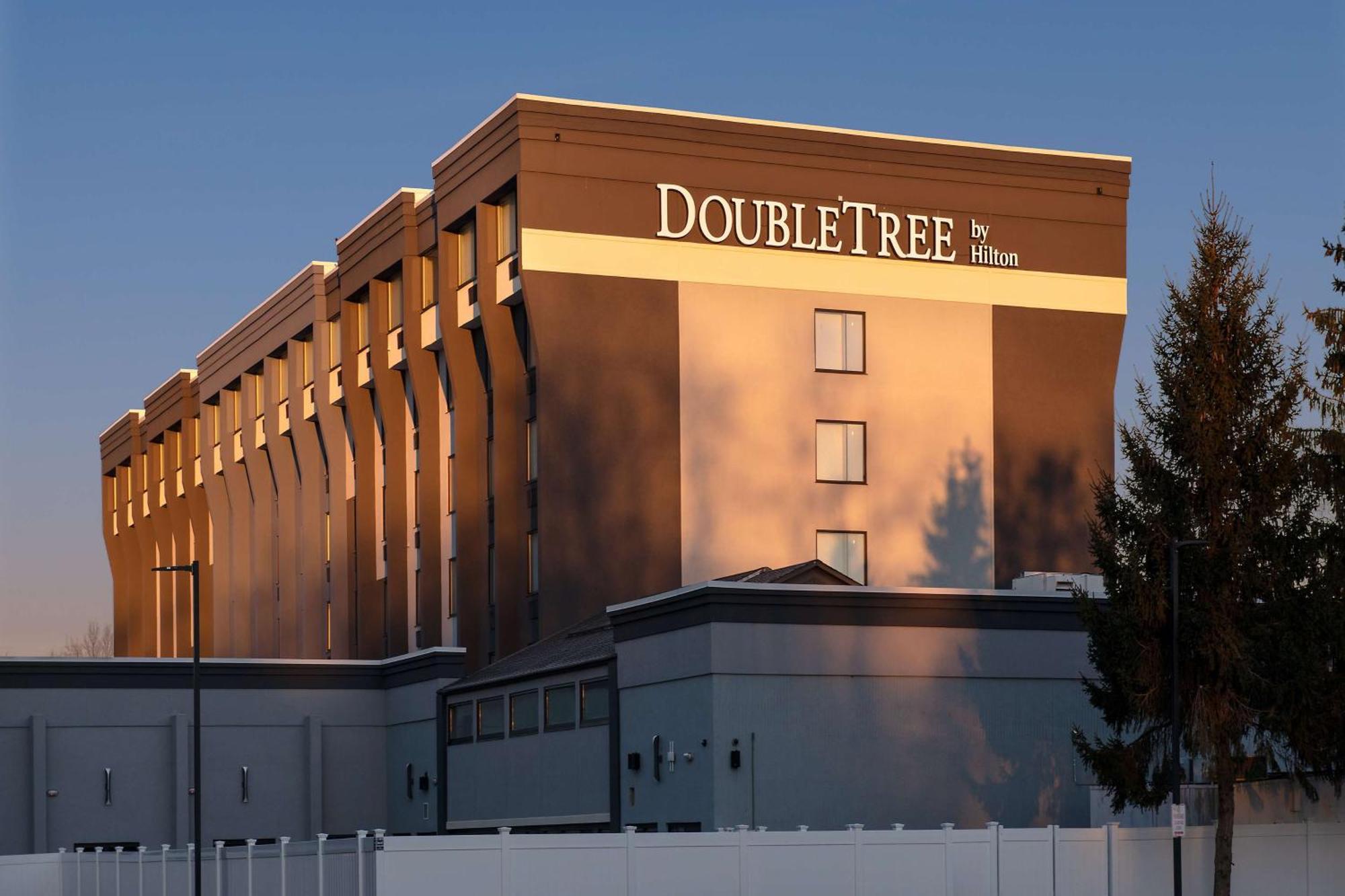 فندق Doubletree By Hilton Monroe Township Cranbury Rossmoor المظهر الخارجي الصورة